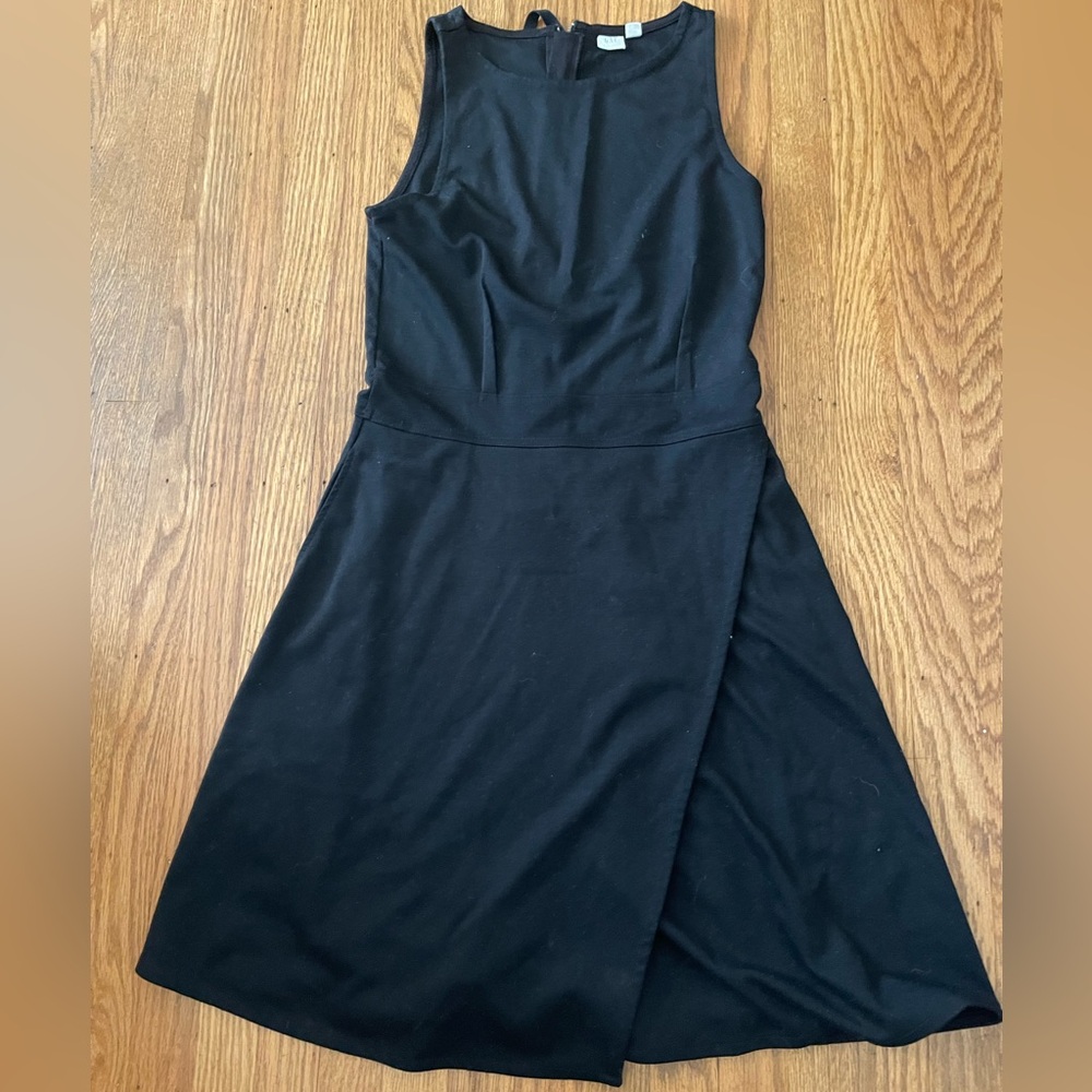 Gap- Fitted Swing Sleeveless Dress- with pockets!